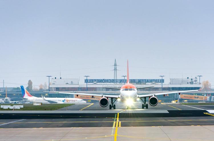 En af startbanerne i Schönefeld lufthavn blev renoveret i 2015. Den indgår som en del af den kommende Brandenburg-lufthavn. 