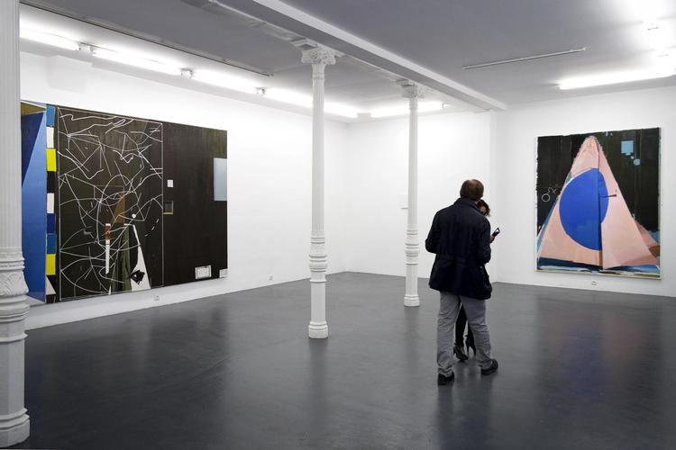 På gaden Doctor Fourquet ligger galleriet F2 Galería, hvor du, fra gaden, får udsigt til kunstværkerne. 