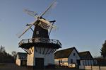 Den smukt restaurerede Gedesby Mølle på Sydfalster er oprindelig opført i 1911 og er en hollandsk mølle med galleri, ottekantet overmølle i træ, løgformet hat og vinger med hækværk til sejl.  