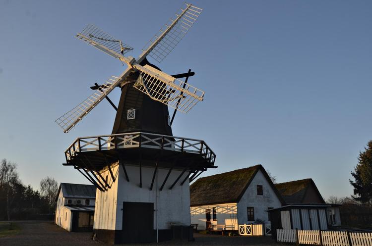 Den smukt restaurerede Gedesby Mølle på Sydfalster er oprindelig opført i 1911 og er en hollandsk mølle med galleri, ottekantet overmølle i træ, løgformet hat og vinger med hækværk til sejl.  