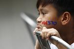 En malaysisk dreng med MH370 malet på kinden ser på under en mindehøjtidelighed for de mennesker, som forsvandt med det malaysiske fly, der var på vej fra Kuala Lumpur i Malaysia og til Beijing i Kina lørdag 8. marts 2014. 