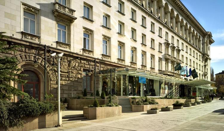 Servicen er yderst venlig, og det tæller op, at hotellet sørger for mad på værelset, når et forsinket fly betyder sen ankomst til hotellet. 