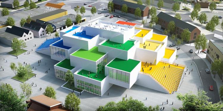 Lego House i Billund er på 12.000 kvadratmeter. Huset er 23 meter højt, og der er gratis adgang hen over trapper og terrasser til en overdækket plads på 2.000 kvadratmeter med café og butik. 