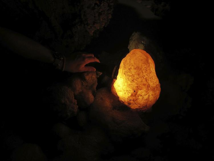 På den trekvarter lange underjordiske tur i Baredine Grotten, kan man bl.a. se naturskabte lavalamper. 