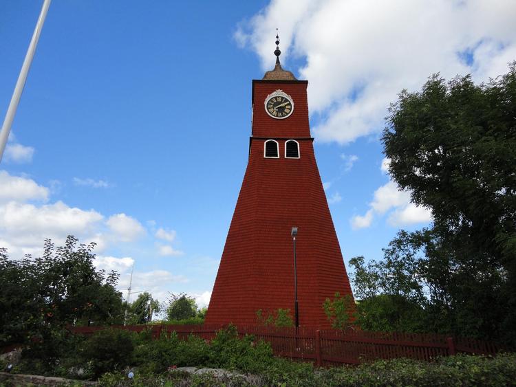 Klockstapeln midt i Öregrund by er byens vartegn. Tårnet er naturligvis på bedste svenske maner beklædt med birkespån og malet svenskrødt. Når man har kigget på det, kan man tage ud til skærgården lidt sydøst for byen til halvøen Sunnanö og nynne med på Evert Taubes ’Dansen på Sunnanö’. 
