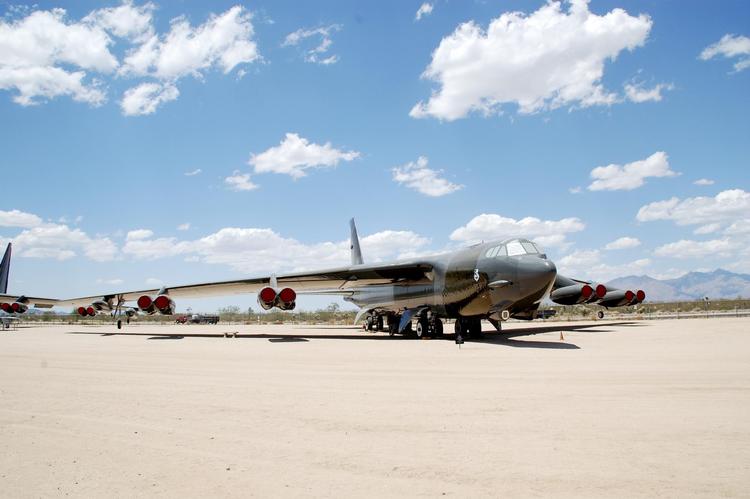 Et perfekt restaureret B-52-bombeflyet står under ørkensolen på flymuseet i Arizona. Flytypen   er stadig i aktiv tjeneste i USA’s luftvåben. 