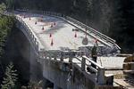 Nedrivningskuglen har rettet sine ødelæggende slag mod Pfeiffer Canyon Bridge på highway 1. Det vil tage et år, inden en ny kan tages i brug.  