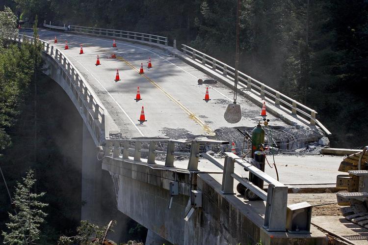 Nedrivningskuglen har rettet sine ødelæggende slag mod Pfeiffer Canyon Bridge på highway 1. Det vil tage et år, inden en ny kan tages i brug.  