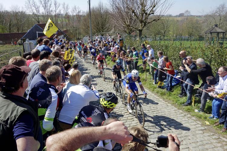 Det er ikke for tøsedrenge at køre Flandern Rundt. Koppenberg med sin bratte stigning på toppede brosten aftvinger dyb respekt hos selv den mest udholdende prof. 