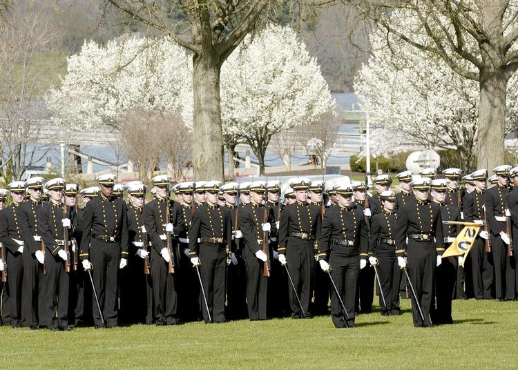 Flådekadetter stiller op i snorlige rækker på flådeakademiet i Annapolis. Turister kan komme på guidede ture i området.  