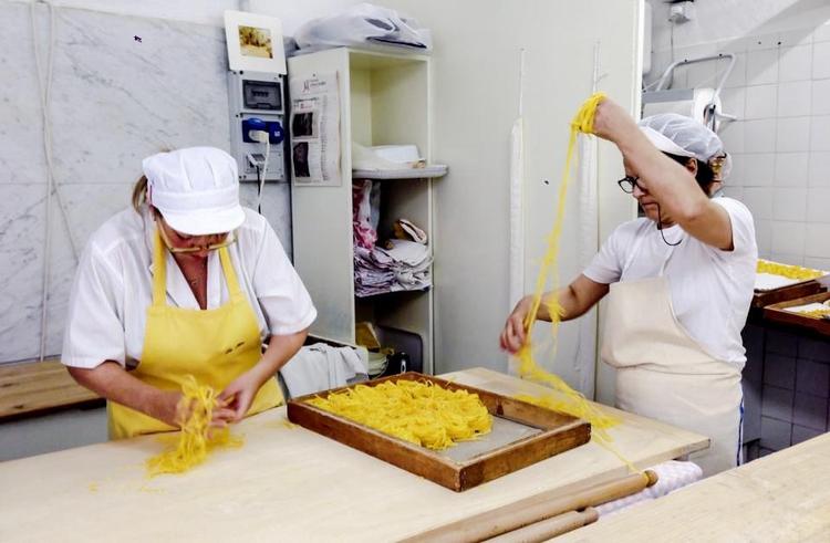 Bologna betegnes som Italiens kulinariske vugge. Professionelle pastadejsudrullere er her i gang på Trattoria Annamaria. 