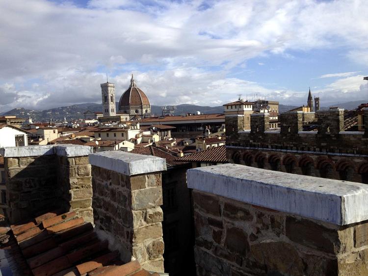 I gamle dage blev der skudt fra tårnet på Antica Torre, men i dag nøjes hotelgæster med at nyde udsigten over Firenze. 