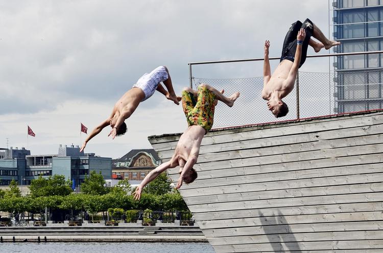 Når vejret er til det, anbefaler jeg en dukkert i Havnebadet på Islands Brygge i København. 
