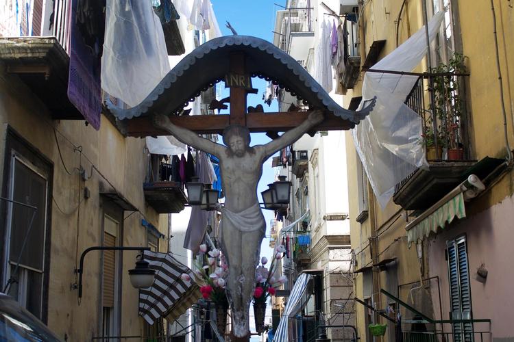 Religion og ikonografi er vigtig for napolitanerne, og overalt hænger der relikvier og Kristus-figurer som her i De Spanske Kvarterer. 