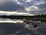 Hösthån-søen ligger stille hen, da en gruppe kanoer med guide Viktor Aldén i spidsen glider stille hen over vandet for at få et glimt af søens bævere. 