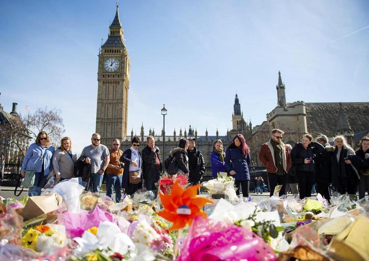 Et mindre blomsterhav ved Parliament Square i London blev lagt i respekt for ofrene for terrorangrebet i marts. 