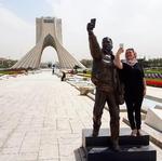 En selfie-statue på Azadi-pladsen i Teheran. Azadi Tower er åben for offentligheden, og for et lille beløb kan man tage elevator til toppen. 