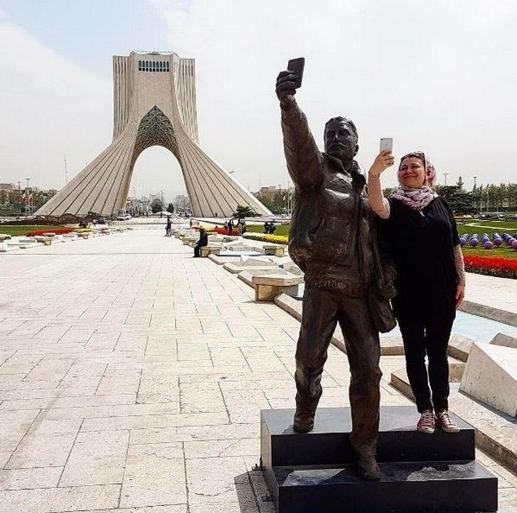 En selfie-statue på Azadi-pladsen i Teheran. Azadi Tower er åben for offentligheden, og for et lille beløb kan man tage elevator til toppen. 