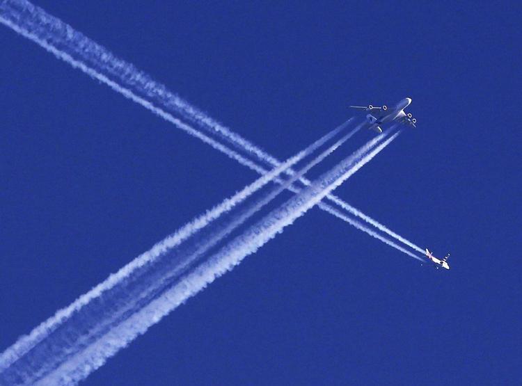 Denne situation, hvor to fly passerer hinanden, kan skabe turbulens.  