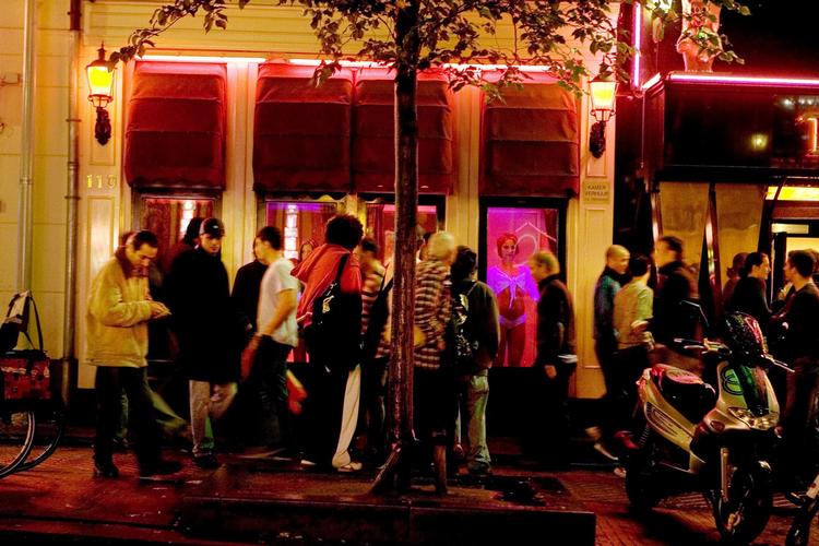 Amsterdams indbyggere er trætte af de mange festglade turister, som invaderer hovedstaden. 