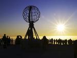Den store globus formet i stål står på Nordkap som et vartegn for det særlige sted, hvor Europa kan siges at ende.   