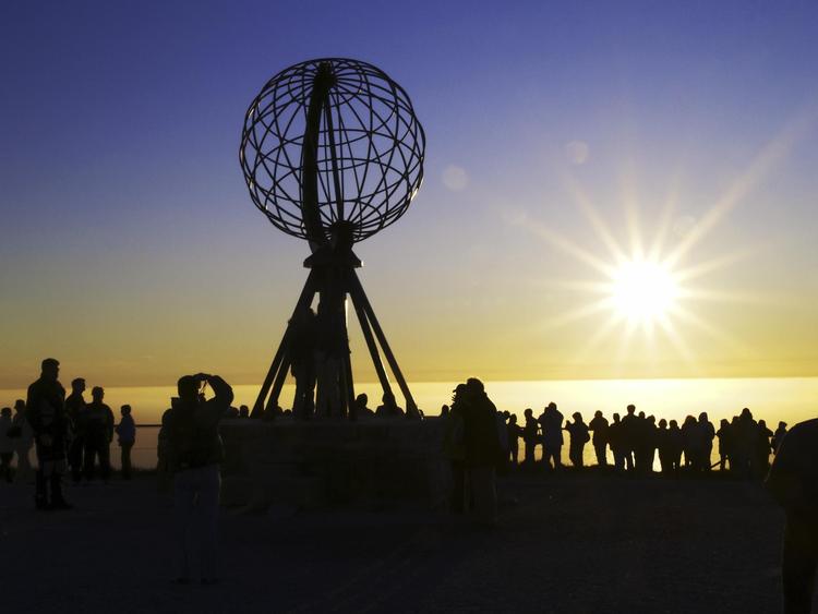 Den store globus formet i stål står på Nordkap som et vartegn for det særlige sted, hvor Europa kan siges at ende.   