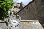 En stolt løve med et skjold passer på Cardiff Castle. Den får hjælp af endnu en hanløve og en større dyreflok.  