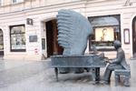 Pianisten Arthur Rubinstein er en af berømthederne fra Lodz. Han mindes med denne statue på Piotrkowska. Han døde som 95-årig i 1982. 