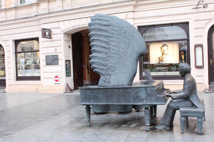 Pianisten Arthur Rubinstein er en af berømthederne fra Lodz. Han mindes med denne statue på Piotrkowska. Han døde som 95-årig i 1982. 