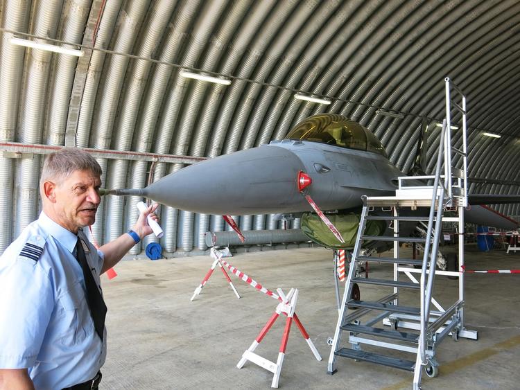 F-16 er et gammelt fly, men oberstløjtnant Kim Ribert forsikrer, at det er i optimal stand. 