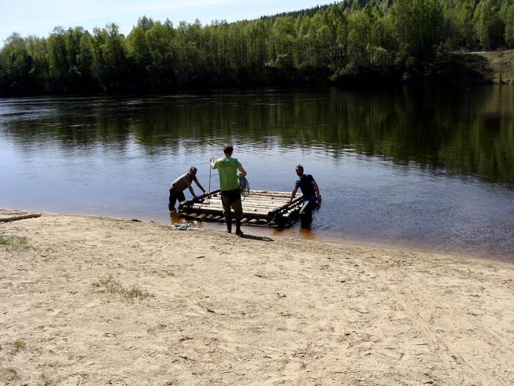 Først skal flåden bygges og bæres i vandet, inden det egentlige driverliv kan begynde. 