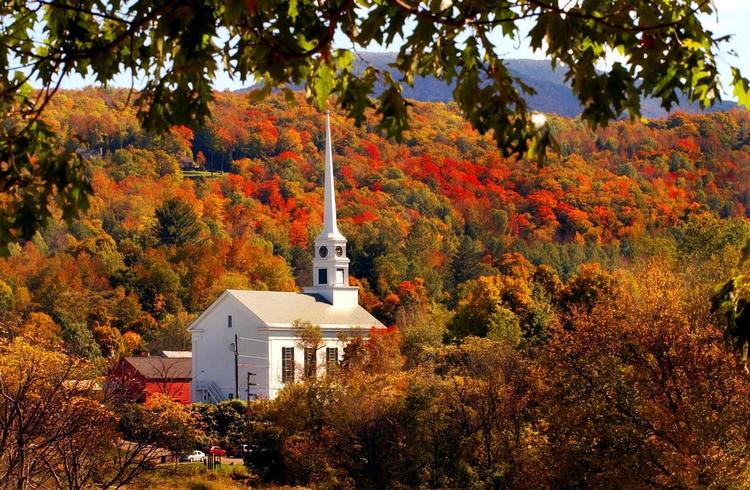 Kirken i Stowe, Vermont, er omgivet af det flotteste efterårsløv. Dette billede er taget 5. oktober for nogle år siden. 