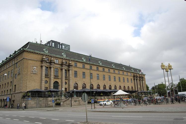 Clarion Hotel Post ligger som en stor klods i bybilledet i Göteborg. På toppen ses tilbygningen bagtil, der rummer en del værelser. 