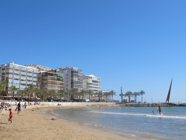 Midt på Costa Dorada-kysten ligger feriebyen Salou, hvis centrum består af en kilometerlang strandpromenade. 