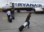 Her det voksne, der bærer deres håndbagage om bord. Ryanair skælder ud på forældre, der lader deres små børn tage en rullekuffert med i flyet.  