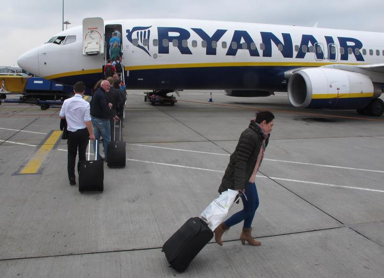 Her det voksne, der bærer deres håndbagage om bord. Ryanair skælder ud på forældre, der lader deres små børn tage en rullekuffert med i flyet.  