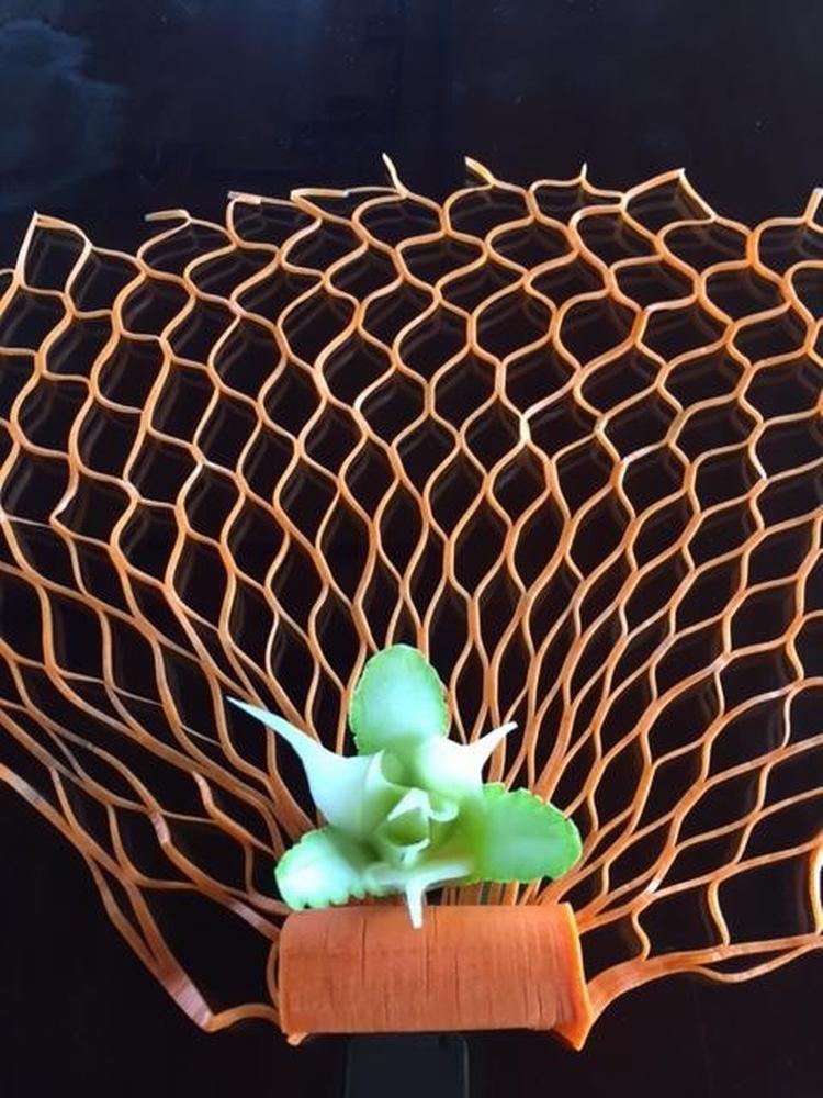 På Halong-bugten skaber skibskokken kunst af en gulerod og en squash. 