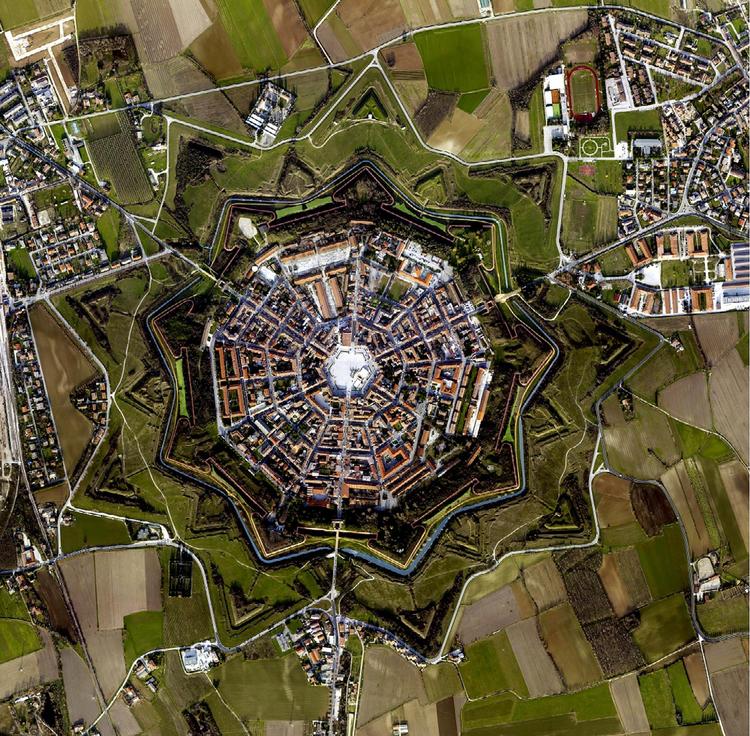 15 fæstningsværker strækker sig over 1.000 kilometer i Italien, Kroatien og Montenegro. Her byen Palmanova i Italien.  