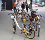Her på Shoreditch High Street i London er der god plads på fortovet. Cyklerne fra oBike må slet ikke stå her. 
 