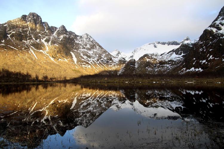 Tromsø er omgivet af  smukke, sneklædte fjelde. 