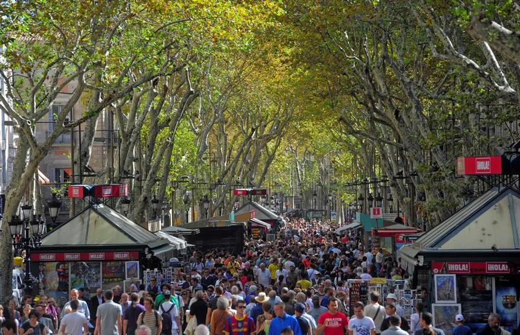 Indbyggerne i Barcelona er ved at være trætte af de mange turister i byen som her på en velbesøgt dag på Ramblaen. 