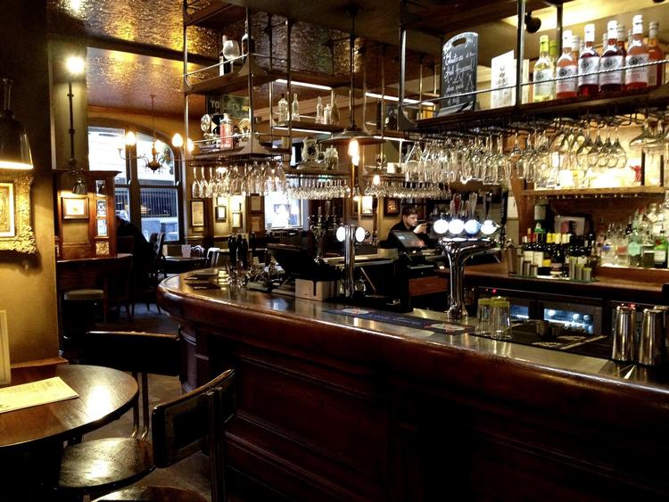 Pubben på hotel Abel Heywood emmer af gammeldags hygge, men frekventeres også af hippe lokalbeboere med masser af tatoveringer og farverige gevandter. 