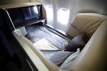 Når du har har spist, drukket og hygget dig med din 24 tommers fjernsynsskærm, bliver der redt op i din 90 centimeter brede enkeltmandsseng. Ifølge Singapore Airlines selv den bredeste, som noget flyselskab tilbyder på 1. klasse.  