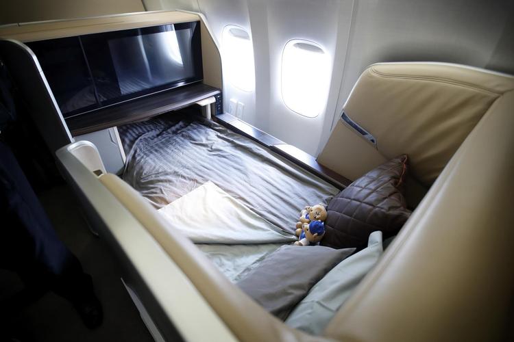 Når du har har spist, drukket og hygget dig med din 24 tommers fjernsynsskærm, bliver der redt op i din 90 centimeter brede enkeltmandsseng. Ifølge Singapore Airlines selv den bredeste, som noget flyselskab tilbyder på 1. klasse.  