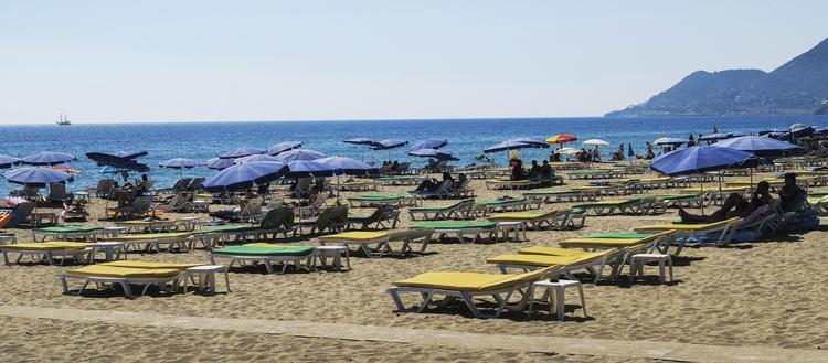 Der er god plads på strandene i Tyrkiet. Men der er forhåbninger om flere turister til næste år. 