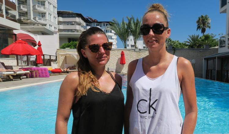 Mia Holm, København, og Laurie Nielsen fra Nykøbing Sjælland holder ferie sammen med deres kærester på Sunprime Alanya Beach. 