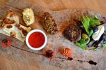 Insekttapas med fårekyllingepakora og melormehummus. 