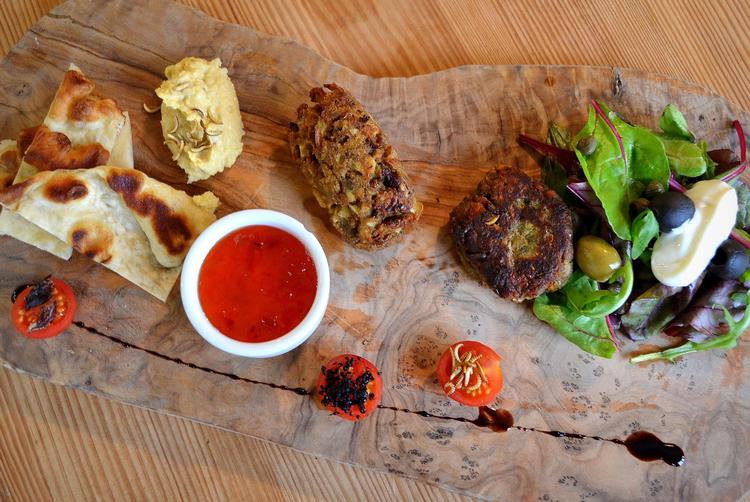 Insekttapas med fårekyllingepakora og melormehummus. 