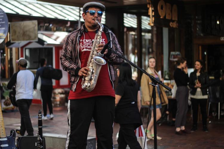 Cuba Street's 'hipness' er i top, og man finder masser af genbrugsbutikker, små cafeer og spisesteder. For enden af gaden ligger Fidel's, hvis indretning giver en bid af 1950'ernes Cuba. 