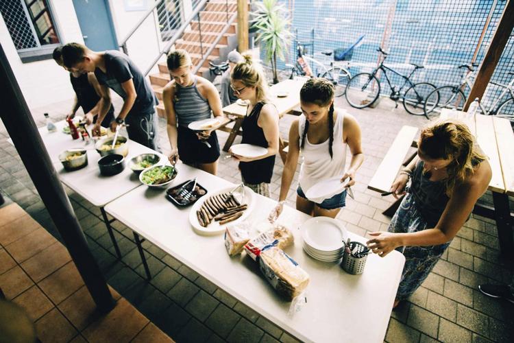 Fredag aften er der grillaften, som koster 25 kr. person. Her falder man hurtigt i snak med andre rygsækrejsende. 